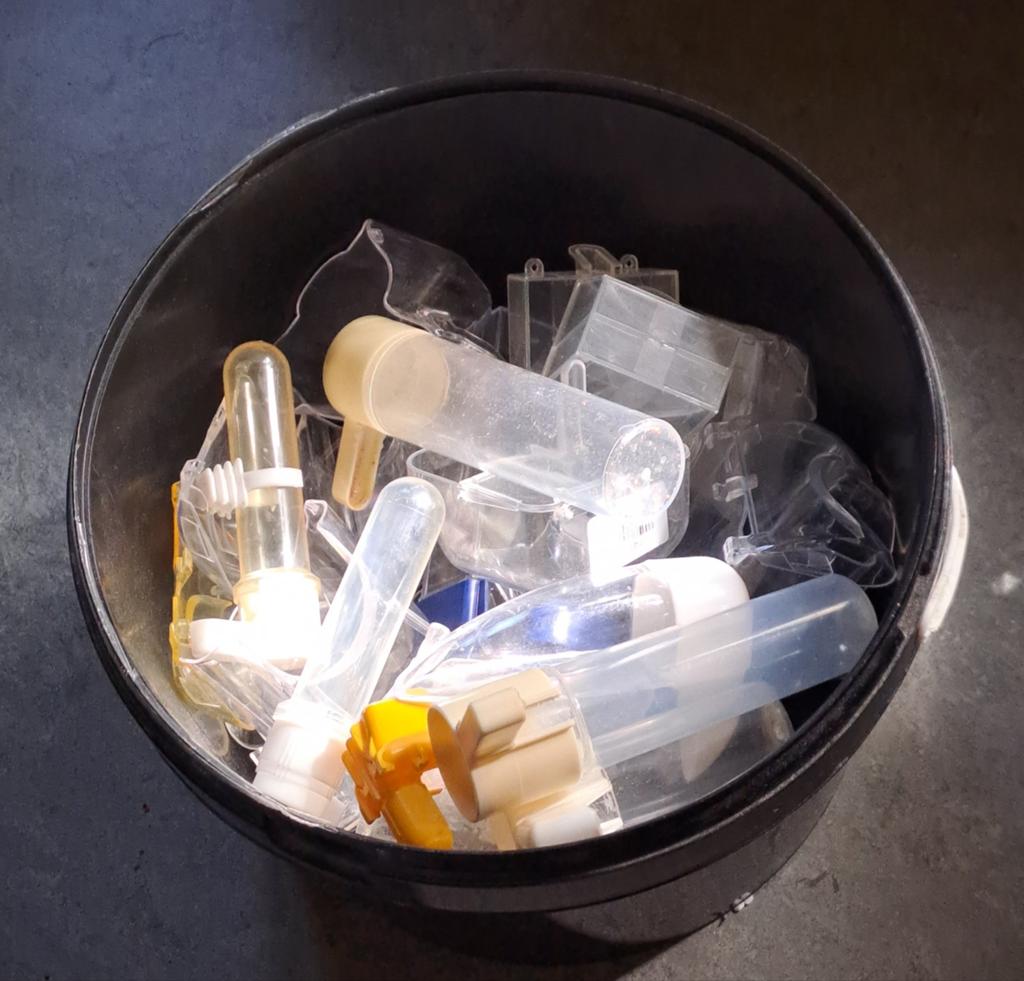 Gratis voerbakjes/ drinkbakjes voor vogels.zonder de emmer, Ophalen