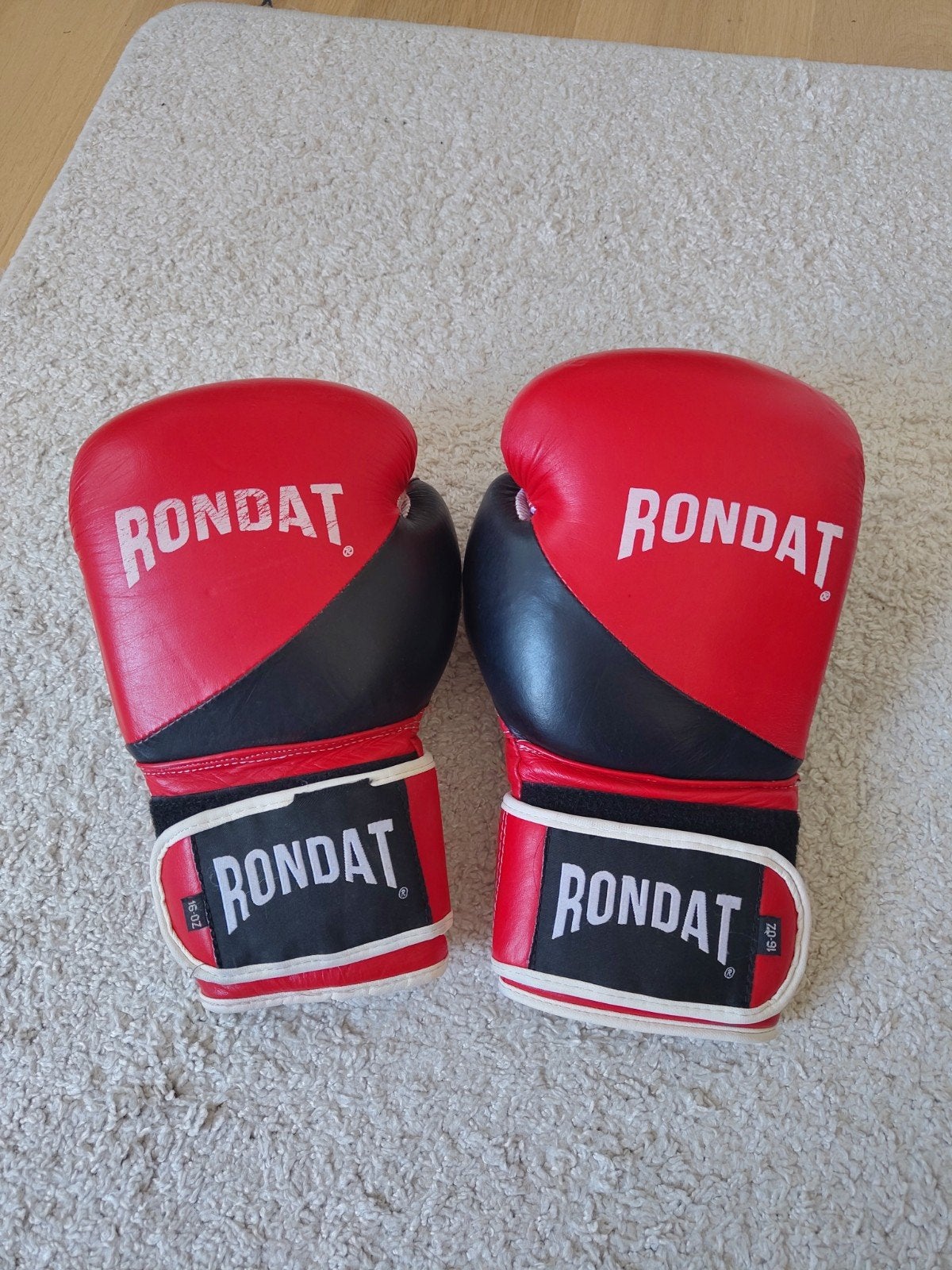Rondat bokshandschoenen, Enlèvement