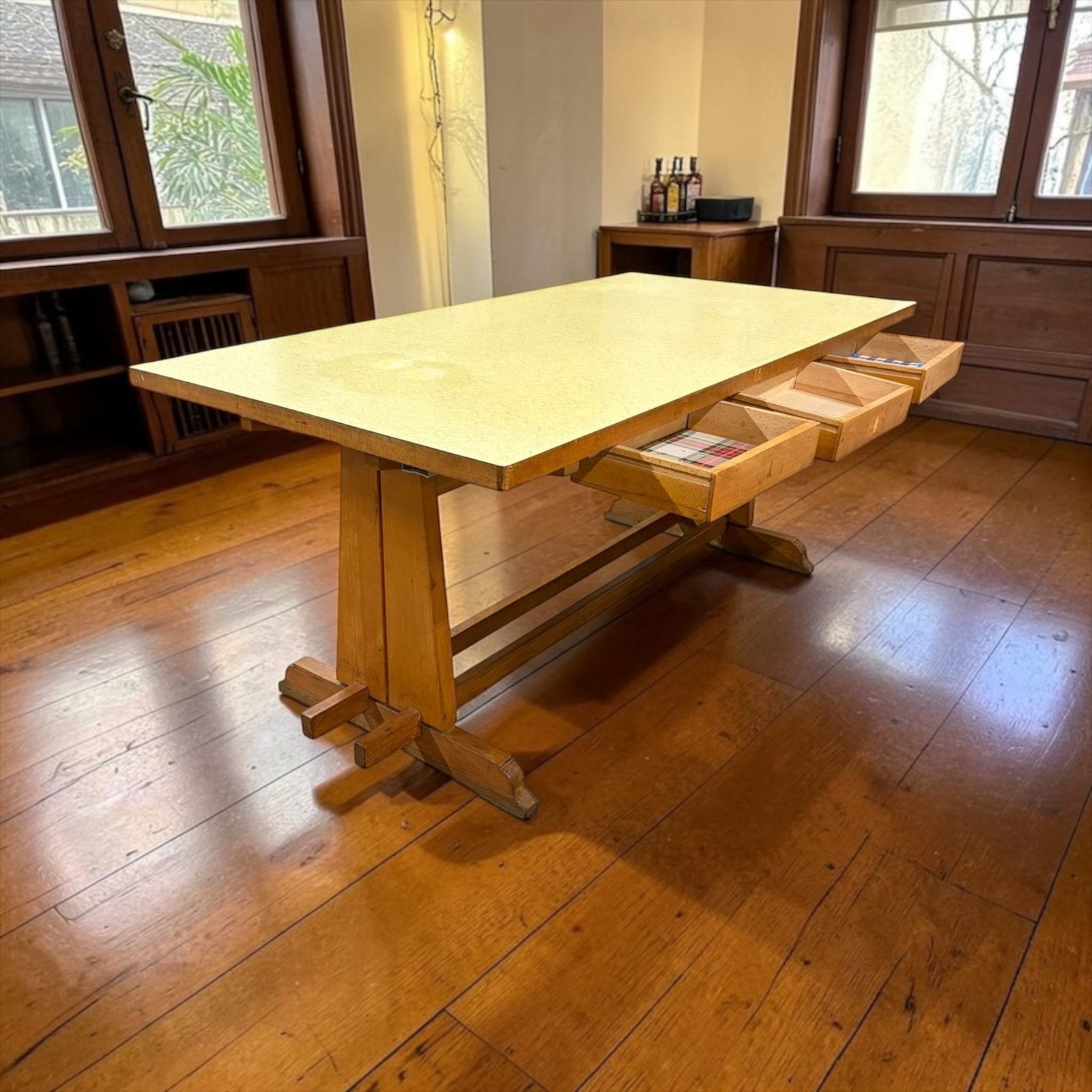 table à manger vintage en bois avec plateau formica jaune, Envoi