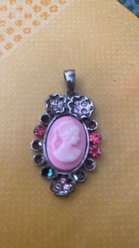 Très Ancien pendentif camee dans son jus, Comme neuf