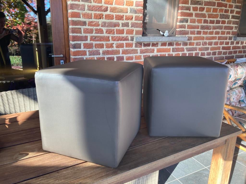 2 identieke voetbankjes in taupekleur, Ophalen, Overige materialen, Minder dan 50 cm, Past in ieder interieur