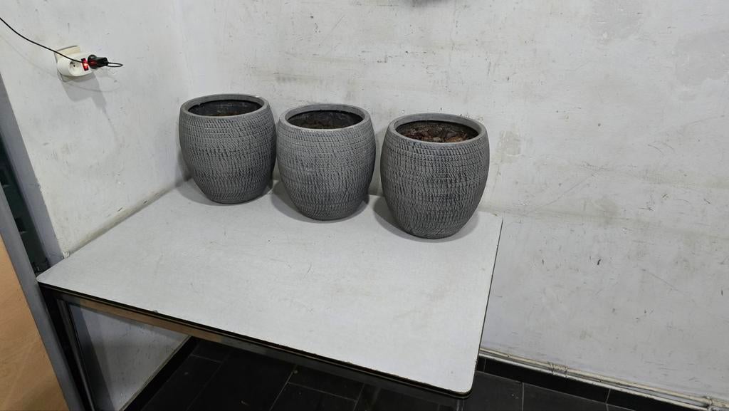 drie bloempotten voor tuin of betonnen terras