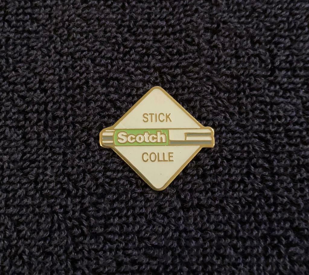 PIN - SCOTCH - STICK - COLLE, Envoi, Comme neuf, Marque, Insigne ou Pin's