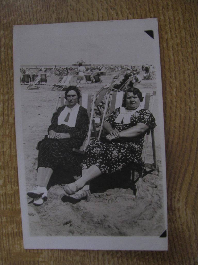 Vintage portret foto vrouwen aan zee, Ophalen of Verzenden, 1940 tot 1960, Zo goed als nieuw, Foto