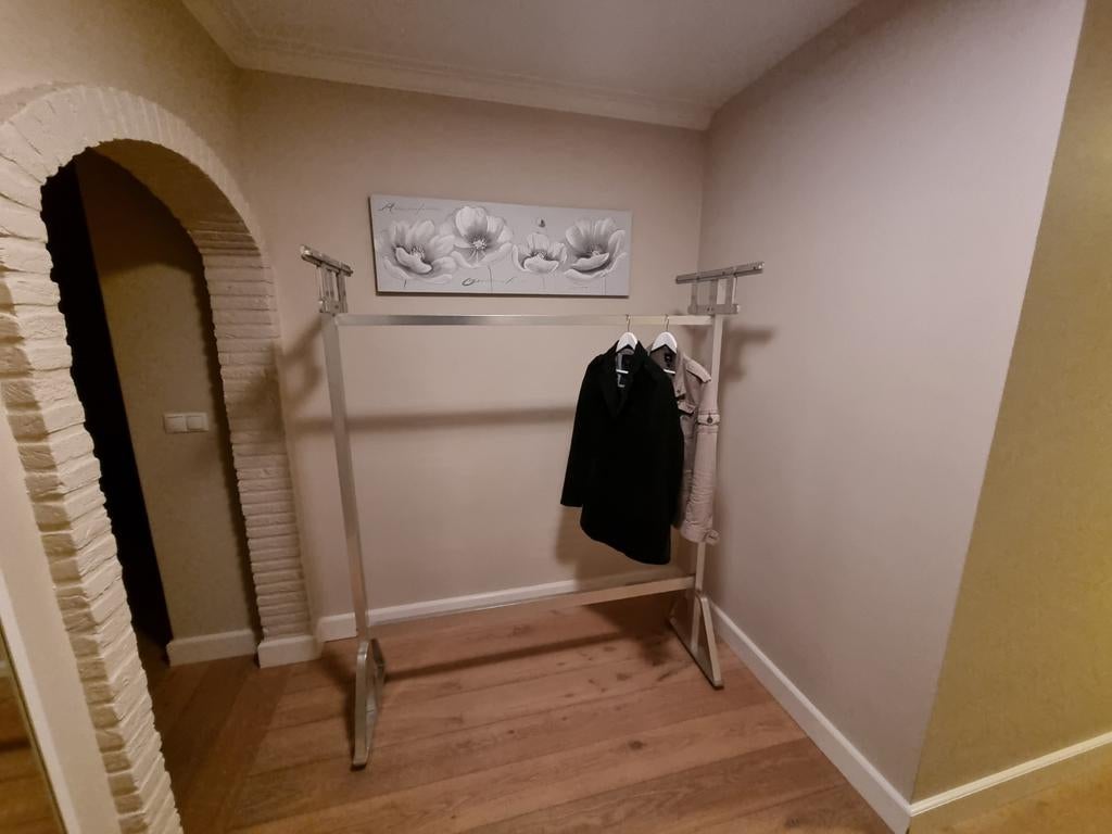 Grote kapstok op wieltjes  (25 jassen), Maison & Meubles, Accessoires pour la Maison | Portemanteaux, Comme neuf, Enlèvement ou Envoi