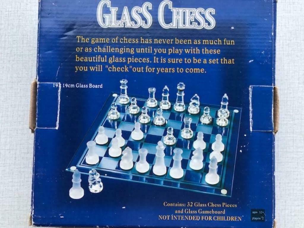 Nieuw glazen schaakbord en -stukken - 19cmx19cm (zn2390), Een of twee spelers, Ophalen of Verzenden, Nieuw