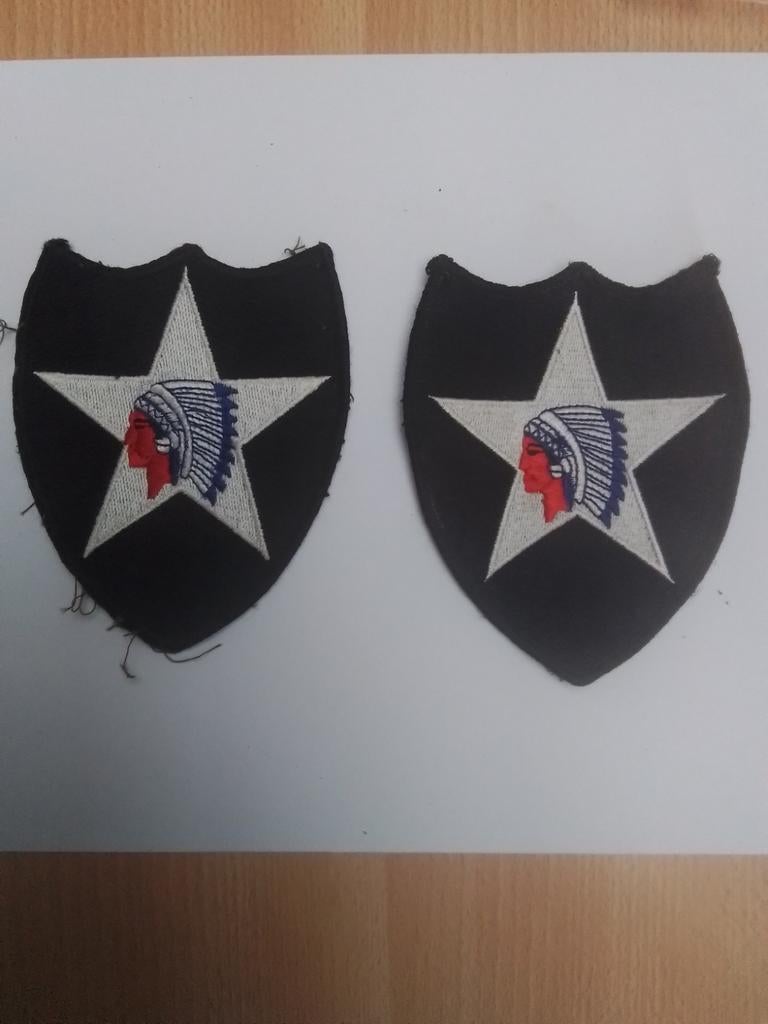 2 insignes van de 2e divisie, Verzamelen, Militaria | Tweede Wereldoorlog, Ophalen of Verzenden