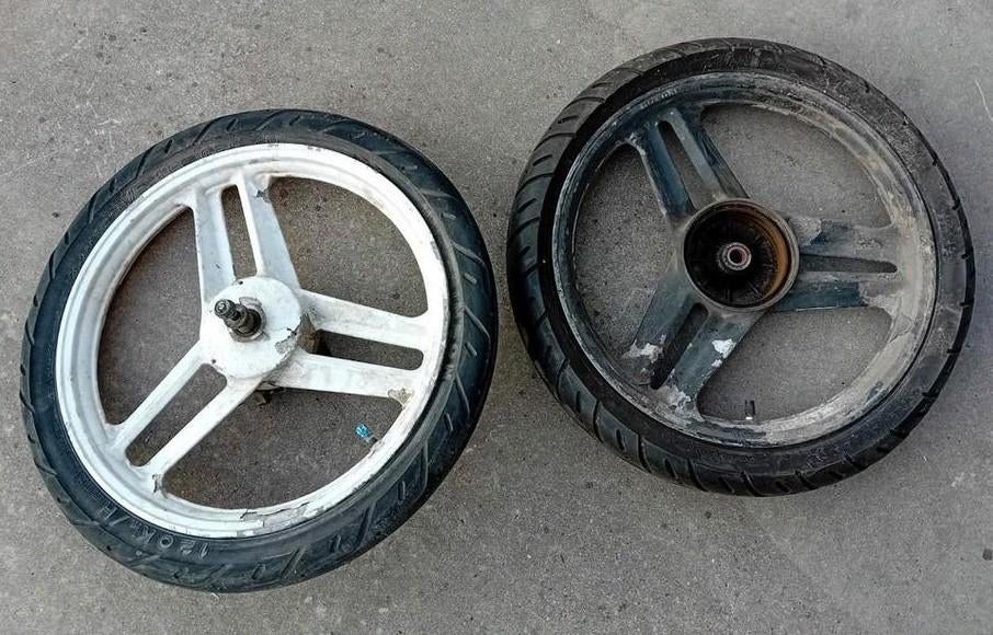 Voor en achterwiel Honda Wallaroo, Vélos & Vélomoteurs, Pièces de cyclomoteur | Vélomoteurs, Enlèvement ou Envoi, Utilisé, Autres types
