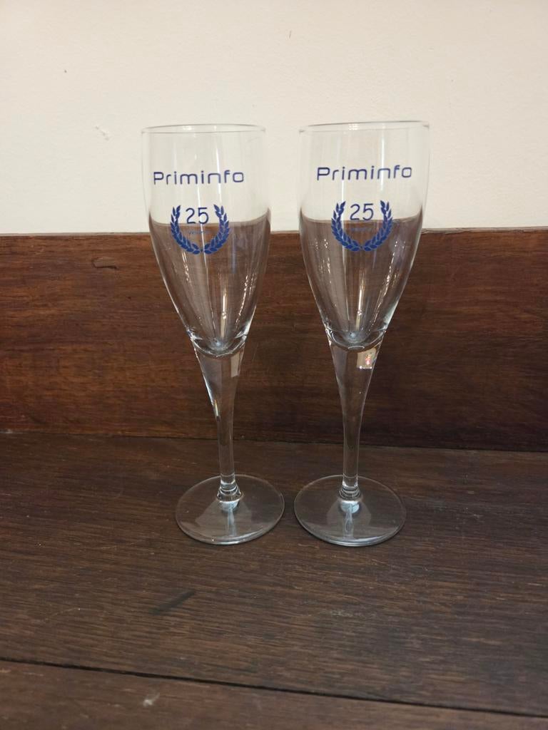 2 superbes verres sur pied  25 ans priminfo