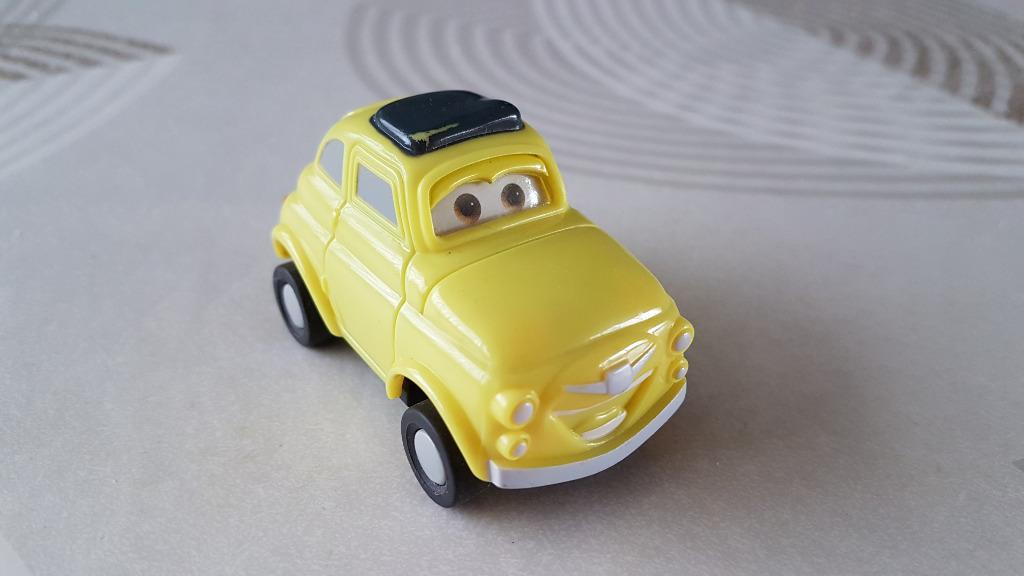 Disney Pixar Cars "Luigi " auto, Kinderen en Baby's, Speelgoed |Speelgoedvoertuigen, Ophalen of Verzenden