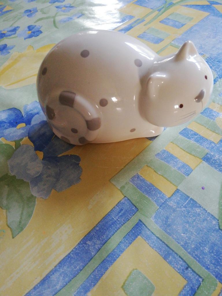 Déco chat. Porcelaine. 14cm de long sur 7 cm de large., Enlèvement ou Envoi, Comme neuf