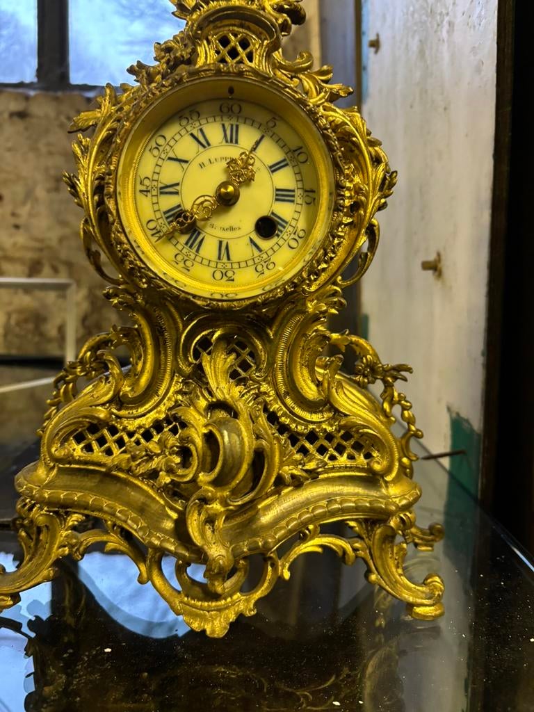 Horloge en bronze antique, Enlèvement