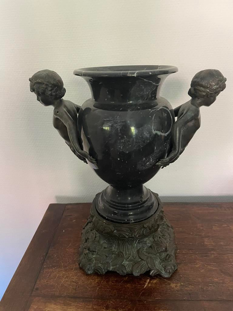 Marmeren vaas op bronzen voet, Ophalen