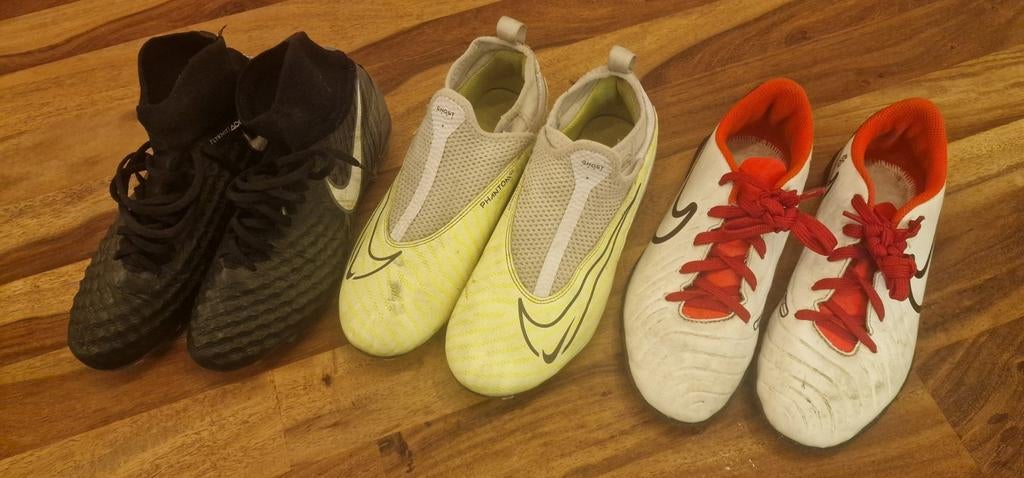 3 paar voetbalschoenen, Ophalen