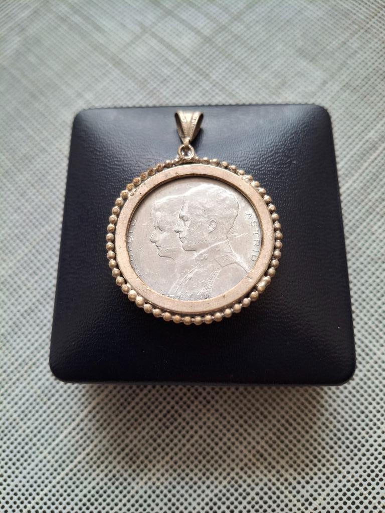 Pendentifs Reine Astrid et Roi Léopold, Collections, Maisons royales & Noblesse, Envoi, Utilisé, Autres types