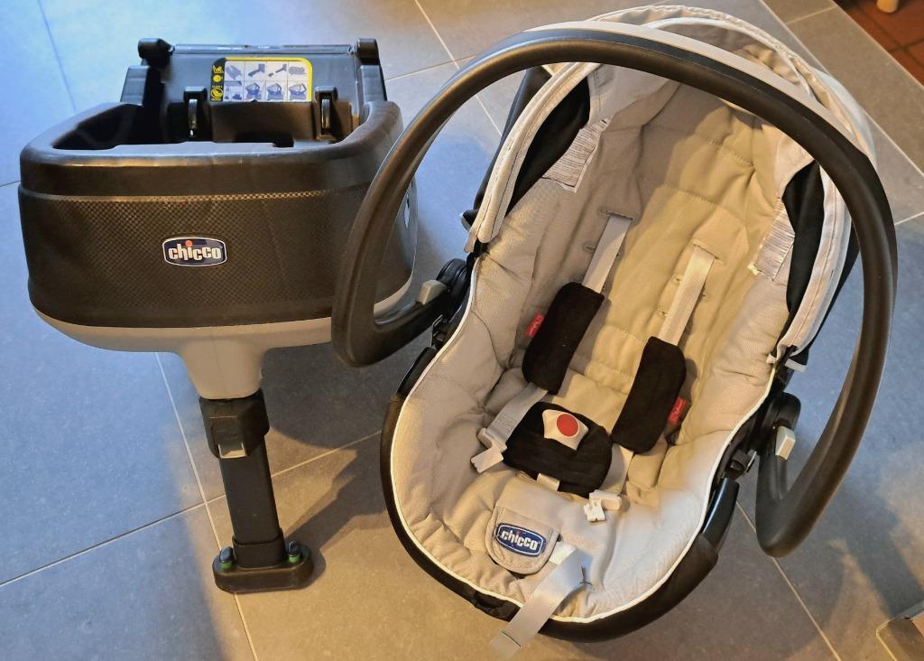 Maxi Cosy Chicco + base Isofix + 1 base supplémentaire, Enfants & Bébés, Sièges auto, Protection latérale, Utilisé, Isofix, 0 à 13 kg