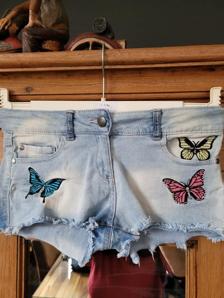 Jeansshort met vlinders mt 128/134, Kinderen en Baby's, Ophalen of Verzenden, Zo goed als nieuw