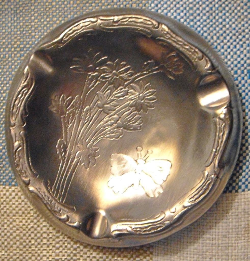 Cendrier en étain (92%) rond, fleurs / papillon, 14 cm, neuf, Antiquités & Art, Antiquités | Étain, Enlèvement ou Envoi