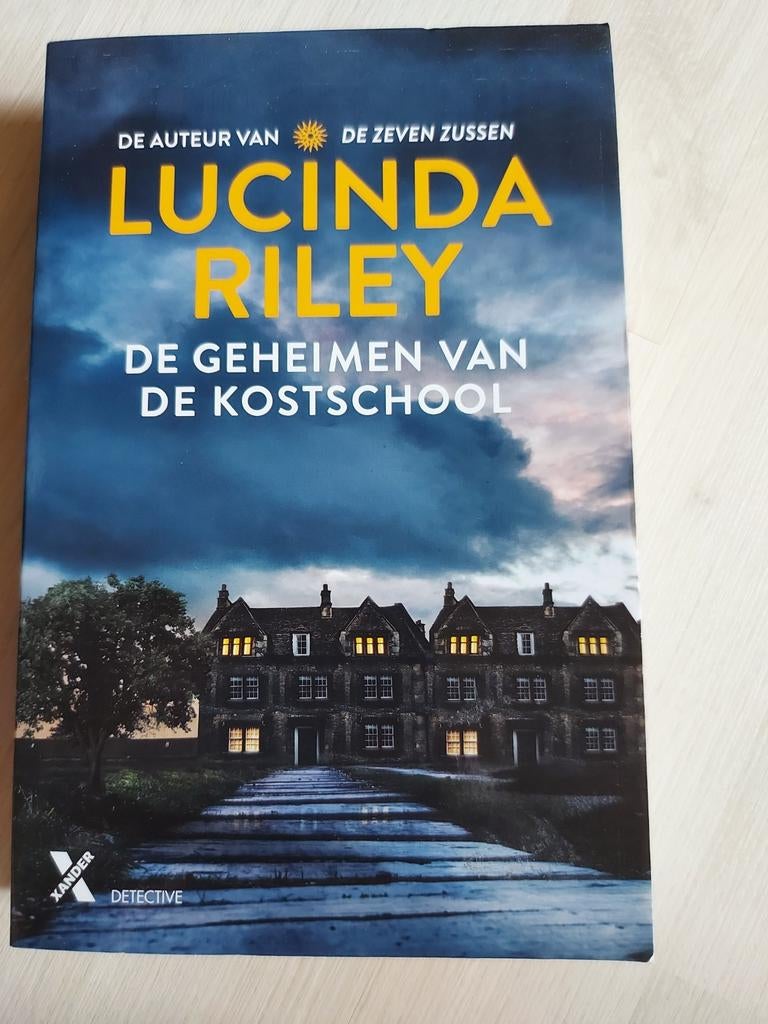 Lucinda Riley - De geheimen van de kostschool, Boeken, Ophalen of Verzenden, Zo goed als nieuw, Lucinda Riley