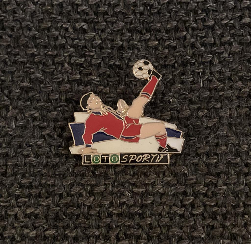 PIN - LOTO SPORTIF - VOETBAL - FOOTBALL, Envoi, Utilisé, Sport, Insigne ou Pin's