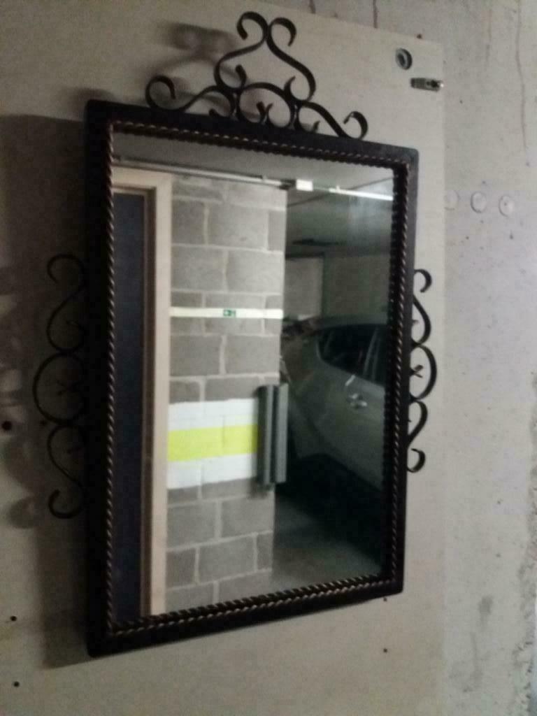 Miroir fer forgé, Enlèvement