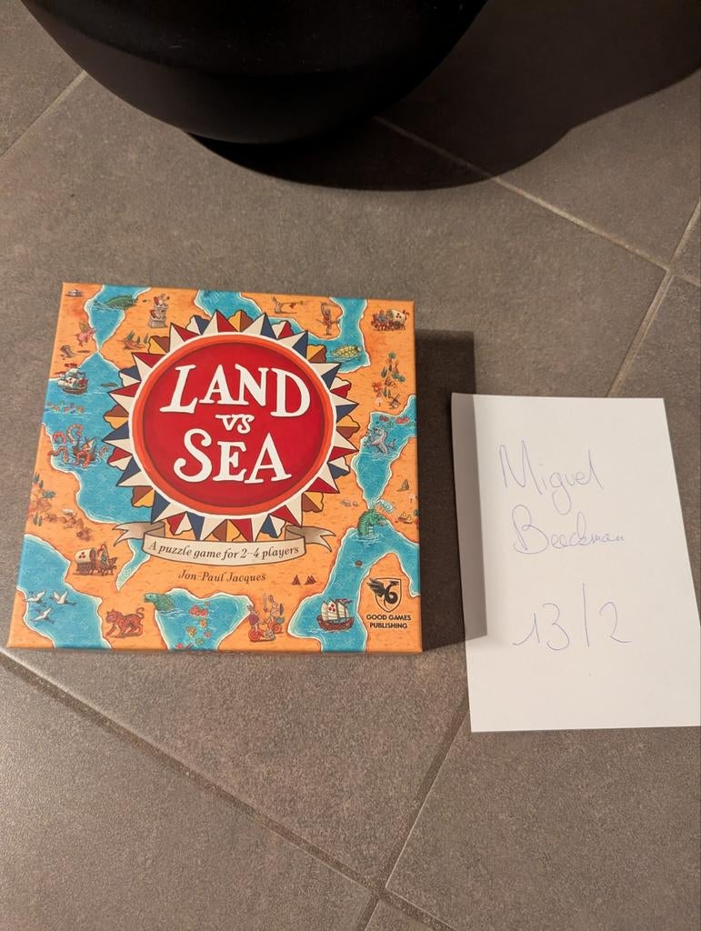 Land vs Sea, Hobby en Vrije tijd, Ophalen of Verzenden