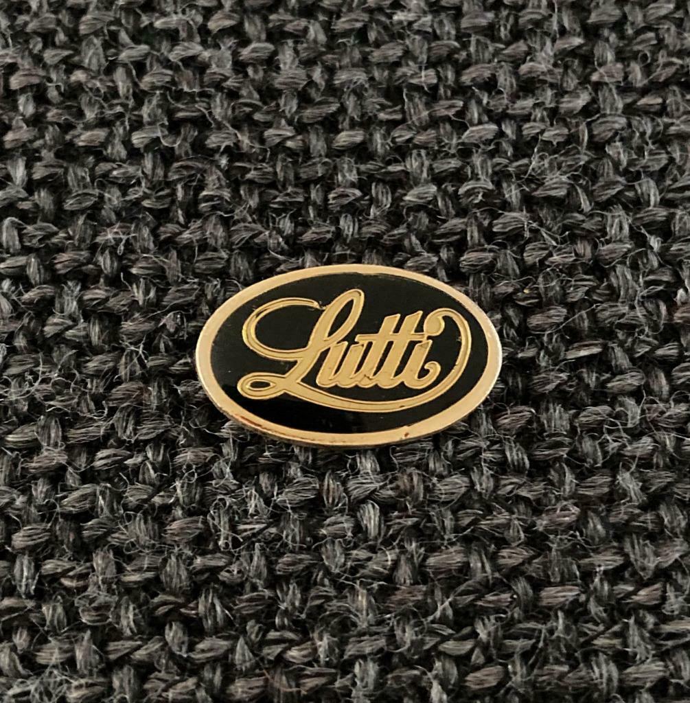 PIN - LUTTI - CHOCOLADE - CHOCOLAT, Collections, Envoi, Utilisé, Marque, Insigne ou Pin's