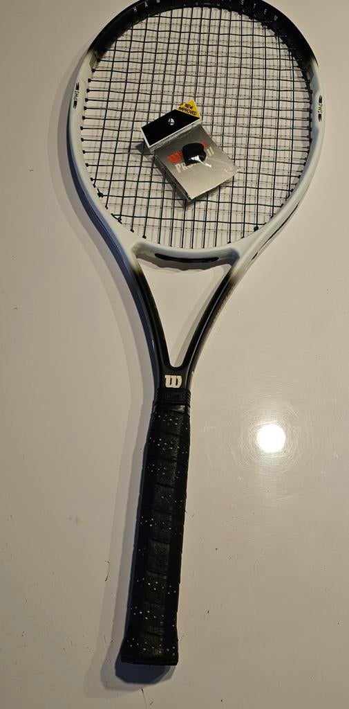 Gebruikt. Tennisracket Wilson 4 1/2 HS4  met hoes. 95SQ IN
U, Ophalen of Verzenden, Wilson