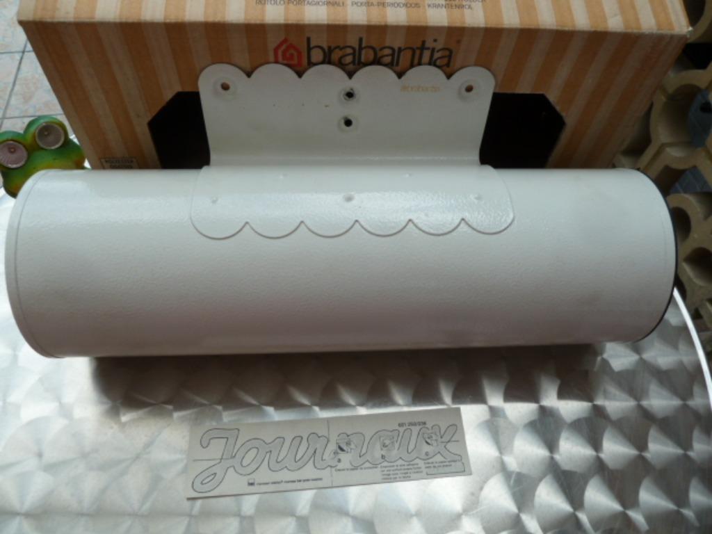 BRABANTIA krantenrol wit metaal L:37,5 cm, Tuin en Terras, Ophalen of Verzenden, Nieuw, Overige materialen, Wandbrievenbus