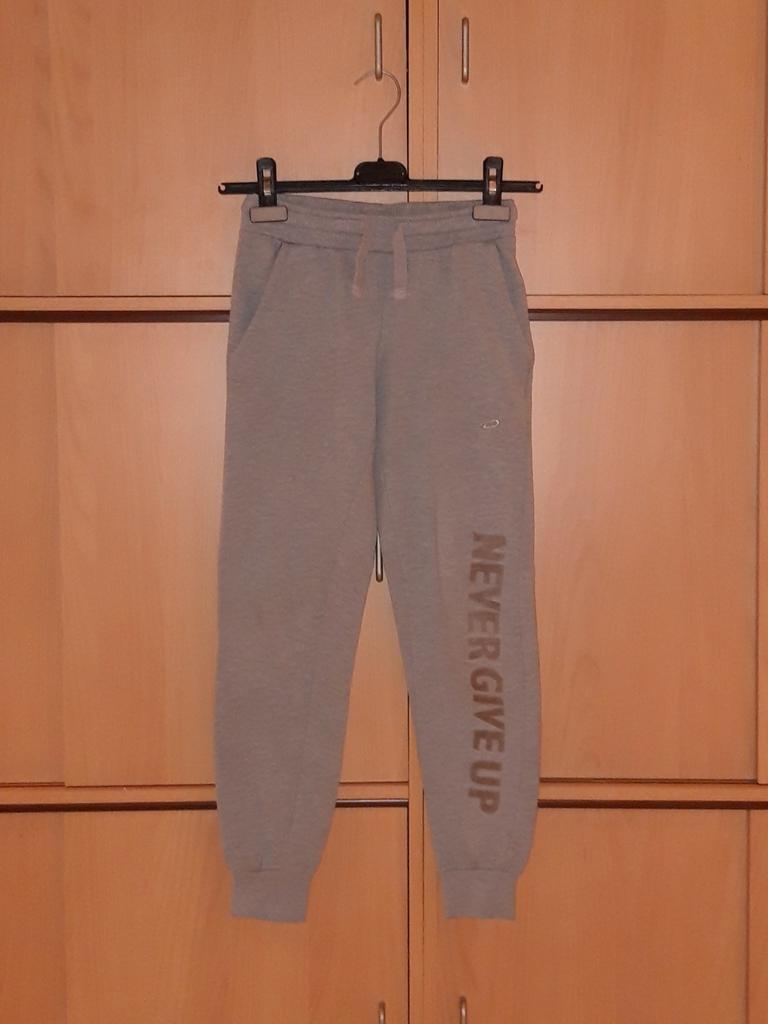 Grijze sportbroek 'Never give up' 146 jongen Panther, Broek, Ophalen of Verzenden, Zo goed als nieuw, Jongen