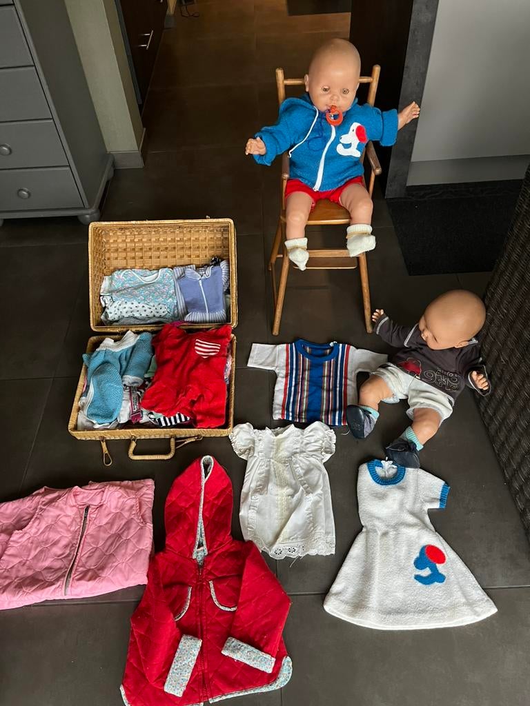 Poppen,koffertje met kleedjes., Ophalen, Zo goed als nieuw
