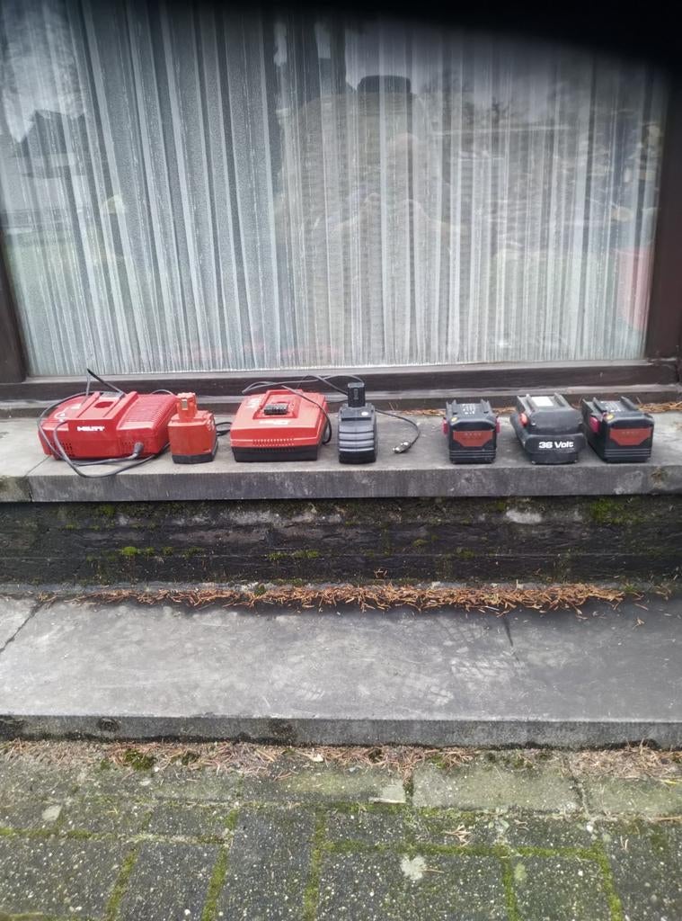 2 chargeurs de batterie HILTI + 2 batteries associées + 3 ba, Enlèvement, Comme neuf