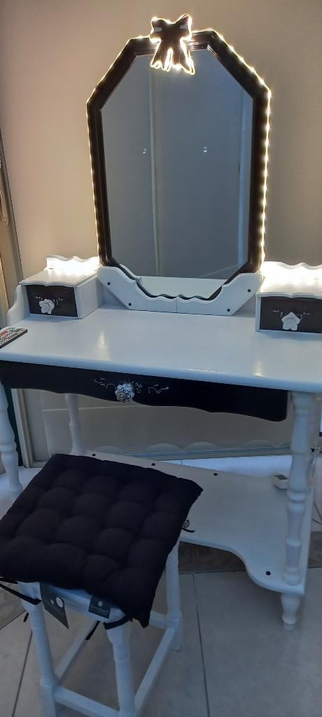Coiffeuse blanche et noire, éclairage à Led., Comme neuf, Enlèvement, 50 à 100 cm, 100 à 150 cm