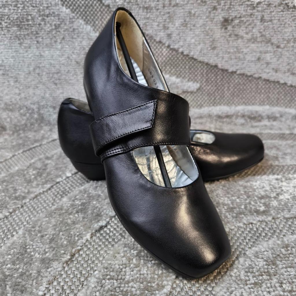 Livingstone pump zwart leer uitneembaar voetbed 37.5, Kleding | Dames, Ophalen of Verzenden, Zwart