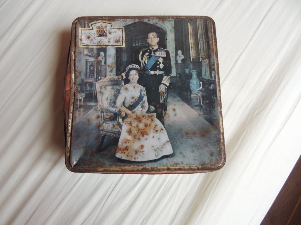 vintage blikken koekjestrommel Queen Elizabeth II, Verzamelen, Ophalen, Gebruikt, Koek(jes), Overige merken