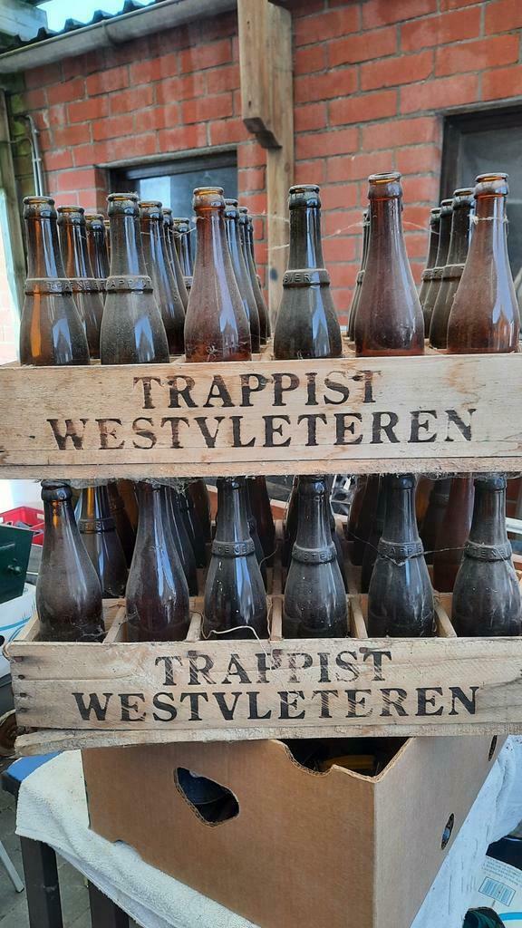 Westfleteren , 2 bakken ( lege flesjes ) compleet ., Verzamelen, Ophalen, Zo goed als nieuw, Flesje(s)