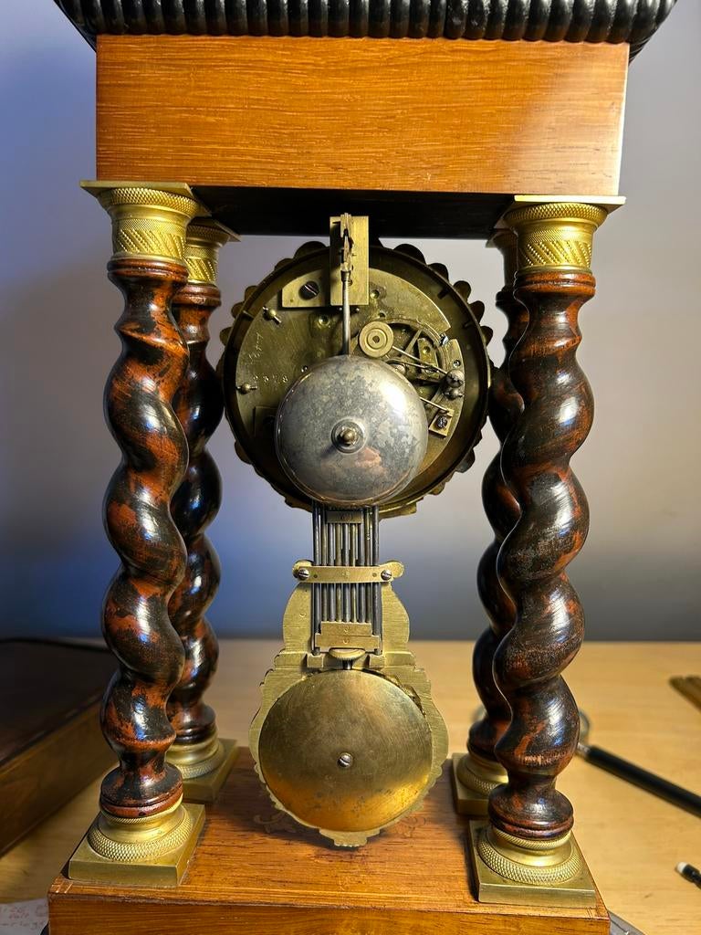 Horloge Empire Française, Enlèvement