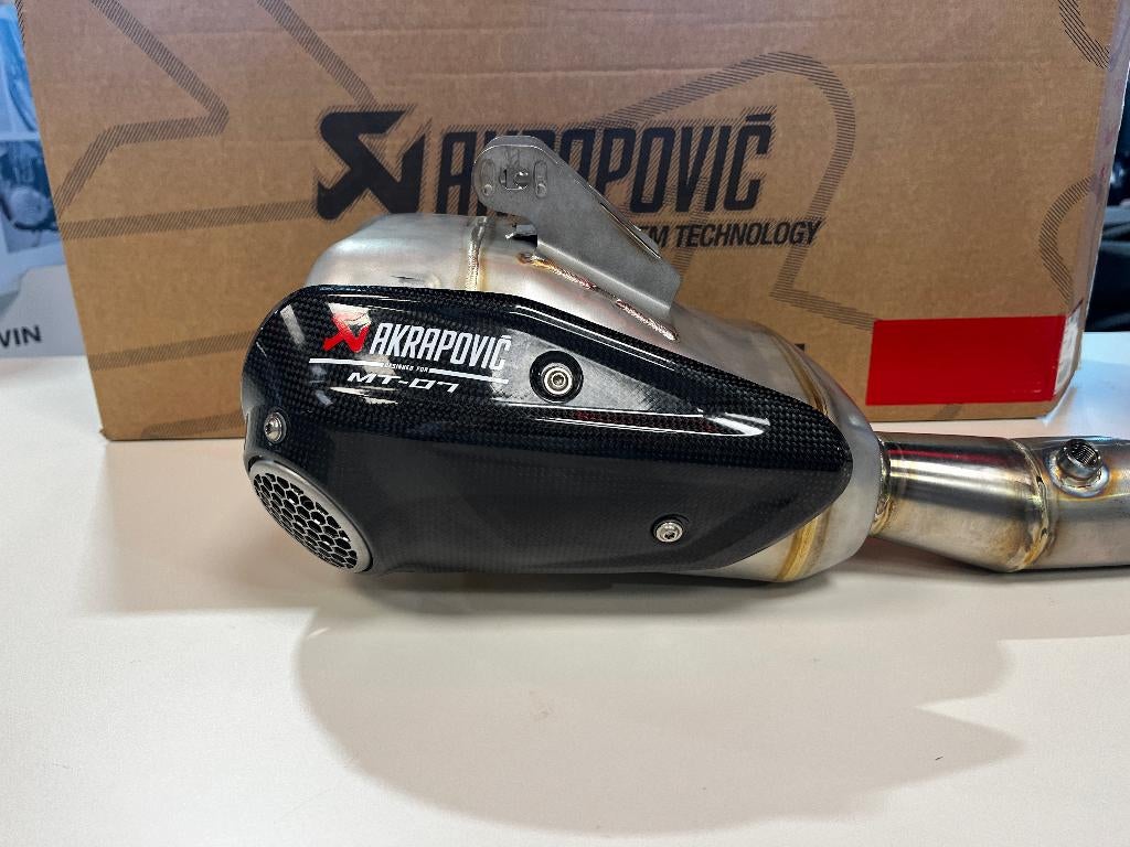Akrapovic volledig uitlaatsysteem Yamaha mt07/Tracer7, Motoren, Ophalen, Nieuw