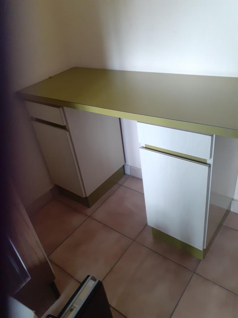 Bureau groen-wit (in Formica), Ophalen