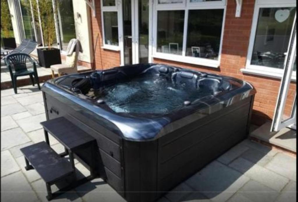 Voorradig Korting 45% 5pers Jacuzzi Full option 2 ligplaatse, Ophalen, Nieuw