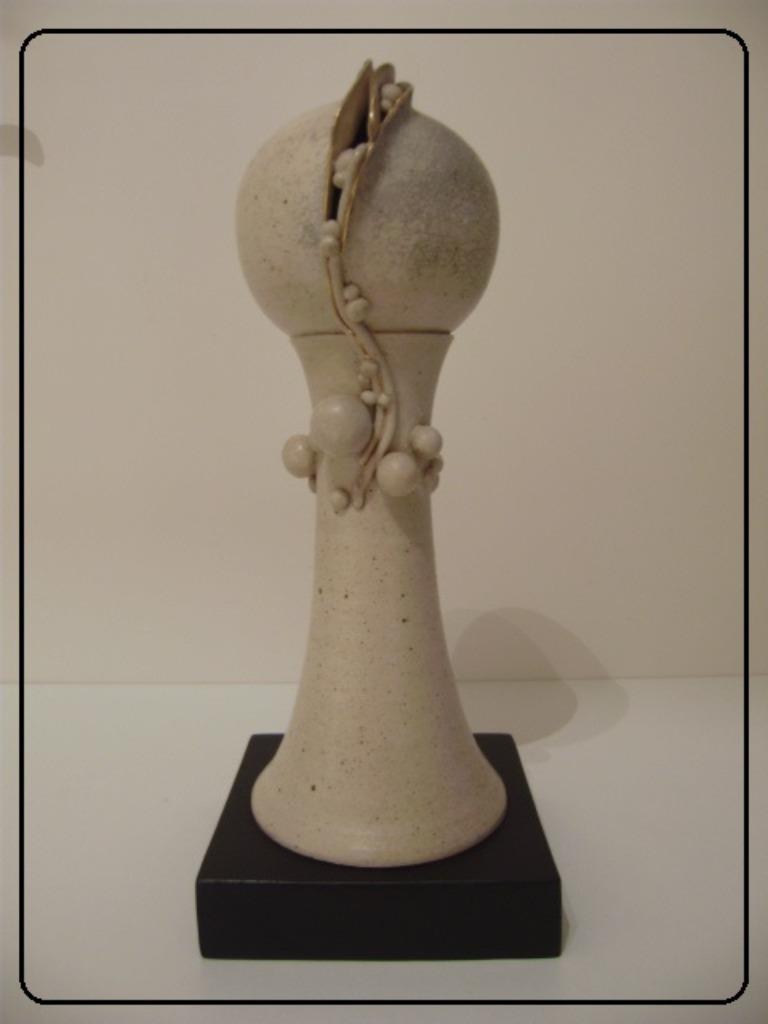 VINTAGE sculptuur in beige keramiek van F.V.HOUTTE - 1981., Antiek en Kunst, Ophalen