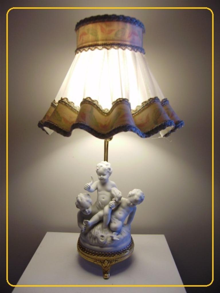 Beeldje als lamp van >>UNTER WEISS  BACH<< met PUTTI decor, Ophalen