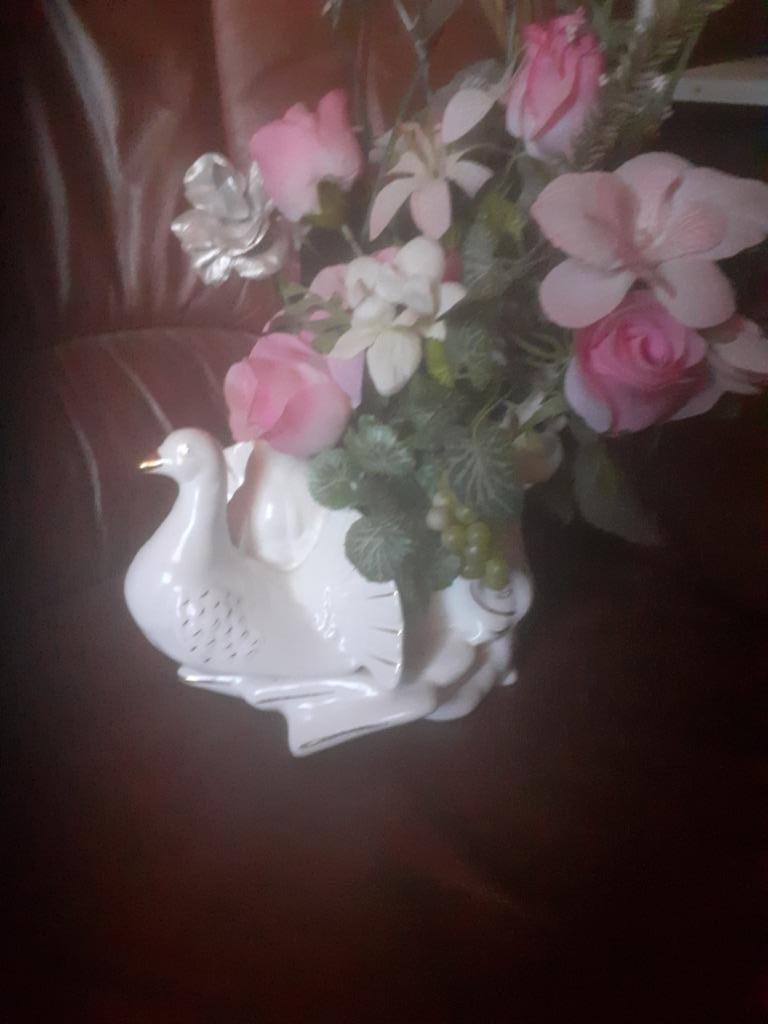 porceleinen beeld 2 Duiven met kunstbloemen, Ophalen of Verzenden