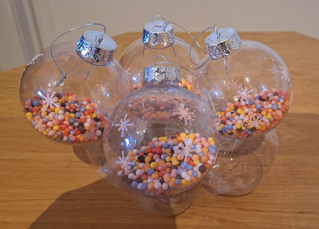 Set van 4 doorzichtige, gevulde, plastic kerstballen, Diversen, Kerst, Zo goed als nieuw, Ophalen of Verzenden