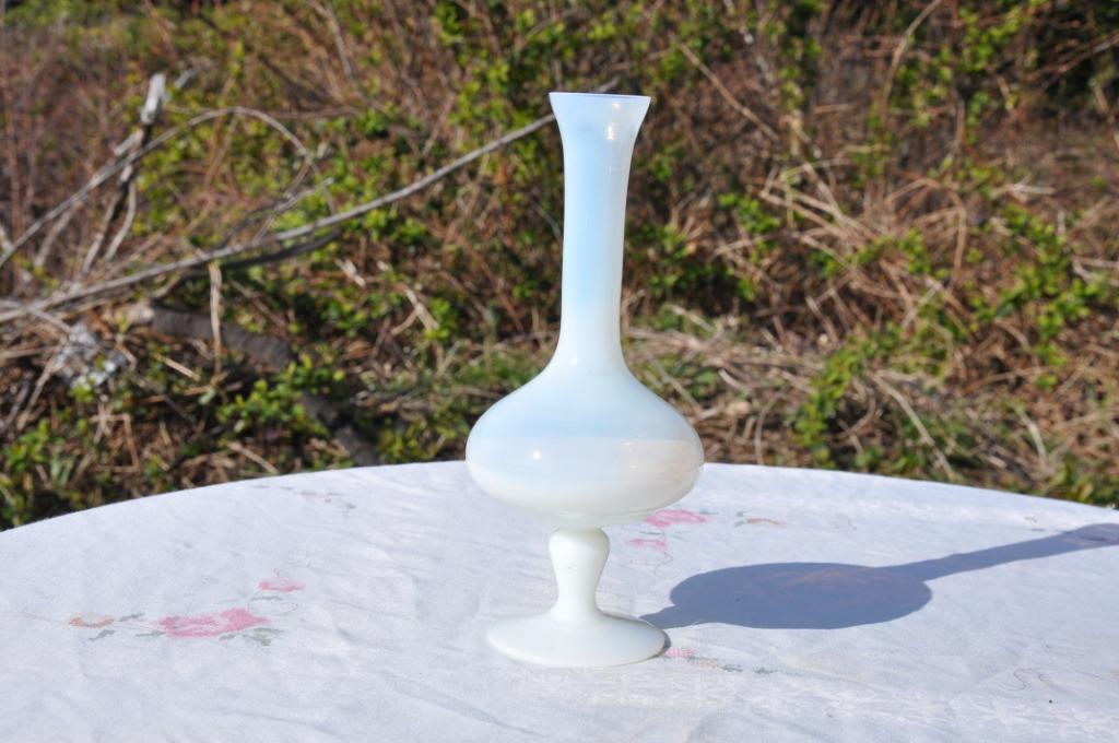 vase soliflore sur pied opaline blanche, Enlèvement ou Envoi