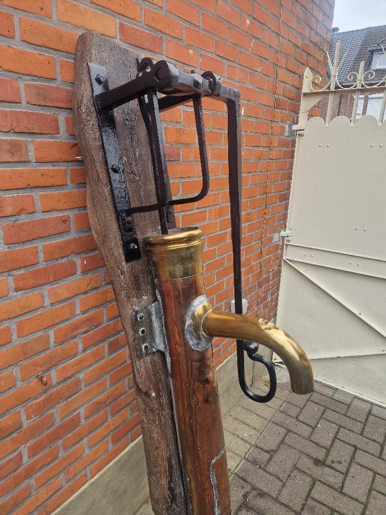 antieke koperen pomp, Ophalen