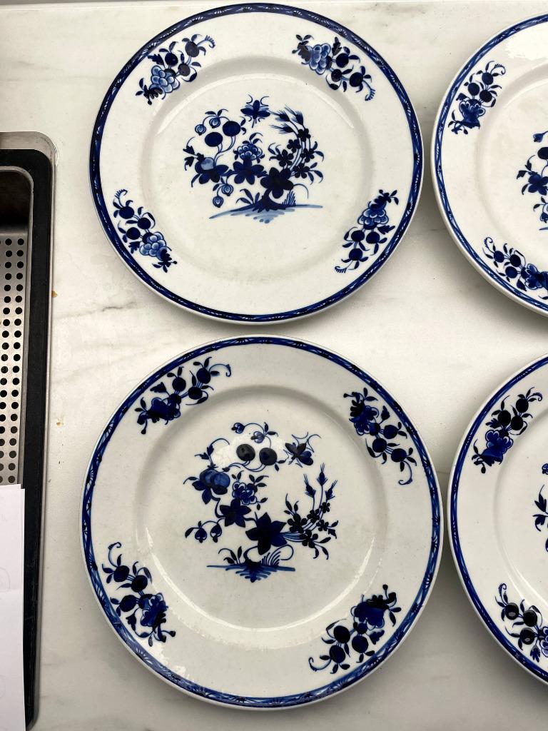 7 zachte porseleinen dinerborden uit Doornik met vliegendeco, Antiek en Kunst, Ophalen of Verzenden