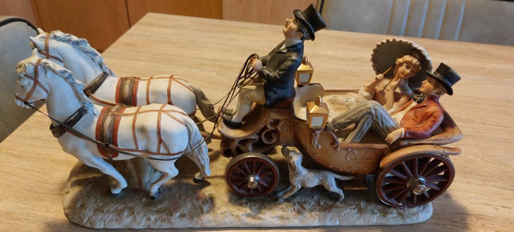 Statuette Biscuit représentant carrosse tiré par 2 chevaux, Enlèvement ou Envoi