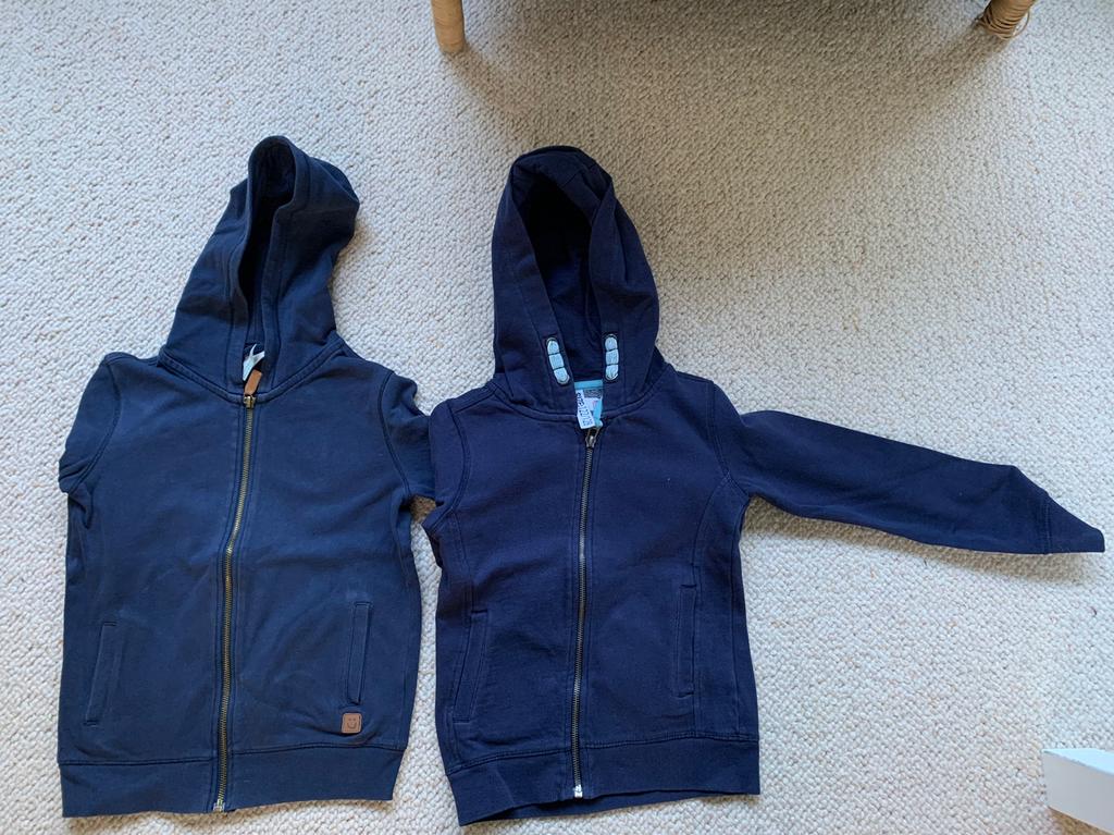 2 donkerblauwe sweaters met rits en kap maat 122-128, Ophalen of Verzenden