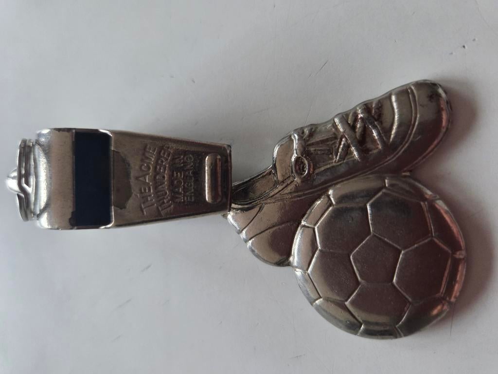 Sifflet de football + cintre, Collections, Enlèvement ou Envoi, Utilisé